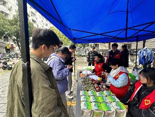 图片包含 人, 户外, 站, 人们 AI 生成的内容可能不正确。