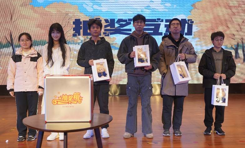 一群人站在一起合影 描述已自动生成 一群人站在一起合影 描述已自动生成