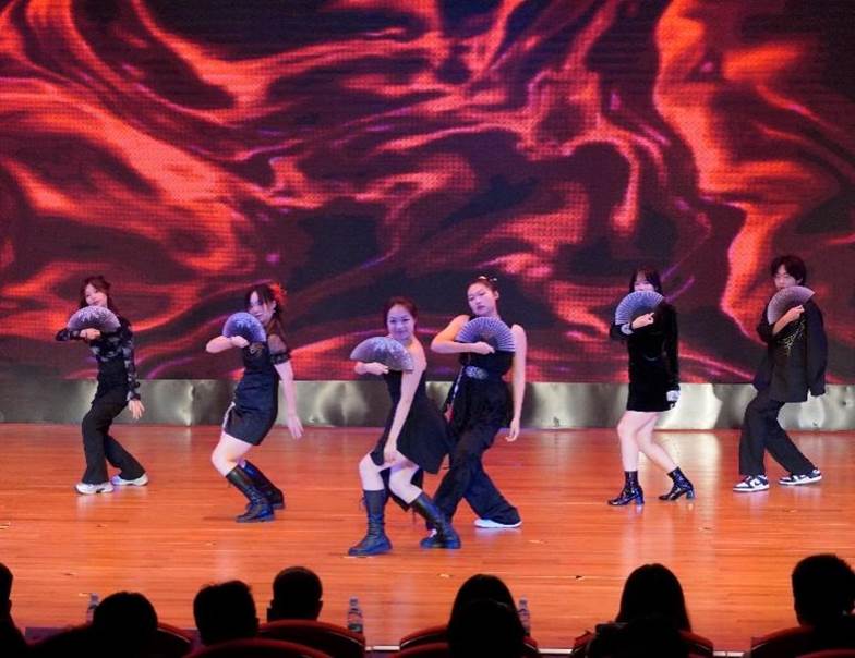 一群人正在跳舞 描述已自动生成 一群人正在跳舞 描述已自动生成